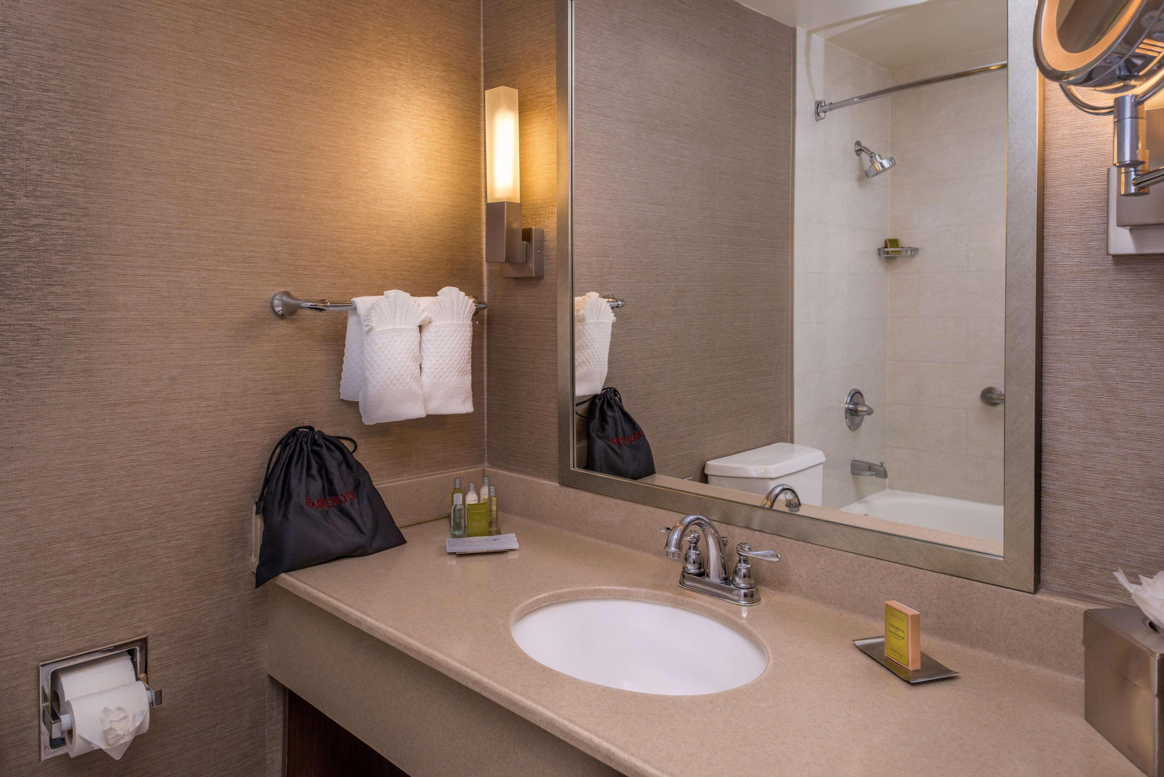 Doubletree By Hilton Whittier Ξενοδοχείο Δωμάτιο φωτογραφία
